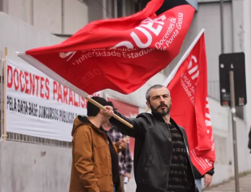 Professores da UEPG paralisam atividades em defesa dos direitos da categoria